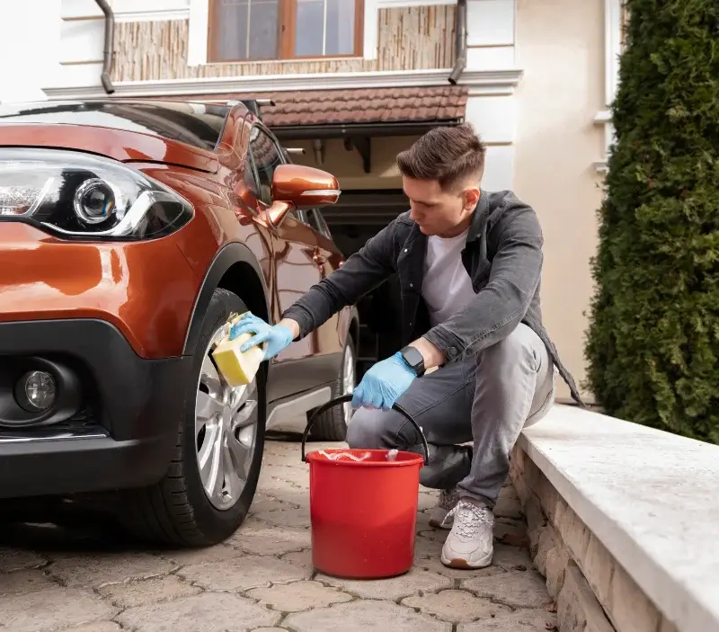 Lavage auto à domicile Puygaillard-de-Quercy : professionnel intervenant sur un véhicule